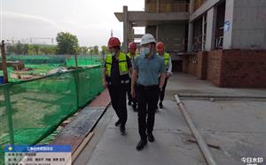 事無巨細，身體力行----萬董事長深入工地檢查指導工作